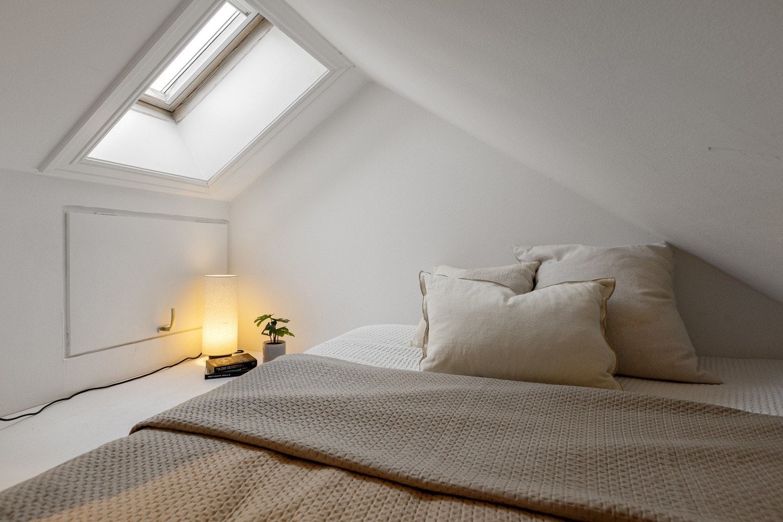 Hemsen er smart utnyttet med plass til seng og praktiske oppbevaringsløsninger. Hemsen gir ekstra overnattingsmuligheter. Galleribilde