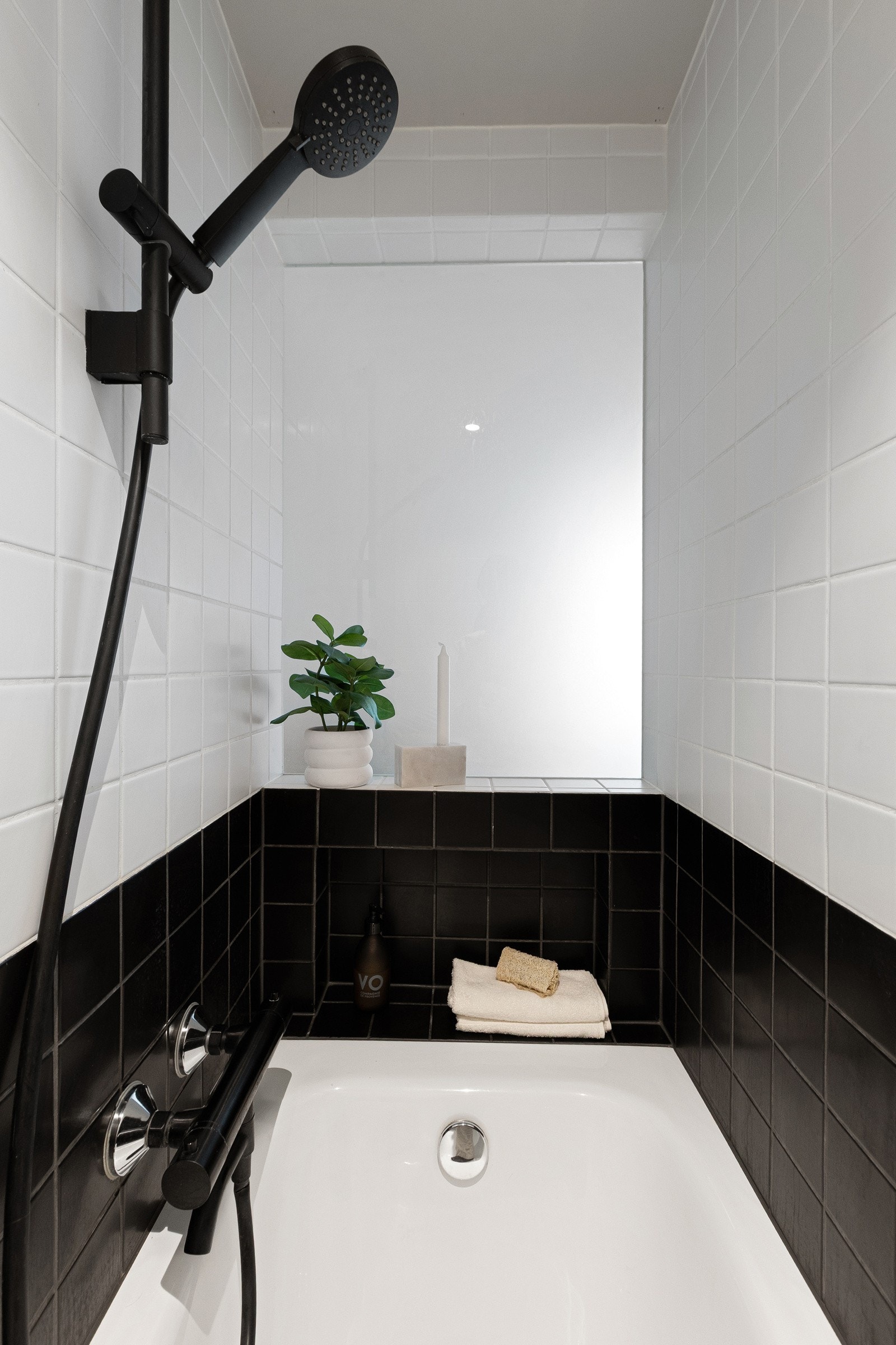 Badet er utstyrt med veggmontert toalett, badekar med dusjløsning samt servant med frittstående servantbolle på benkeplate, som gir et eksklusivt og moderne uttrykk. I tillegg er det opplegg for vaskemaskin. Galleribilde