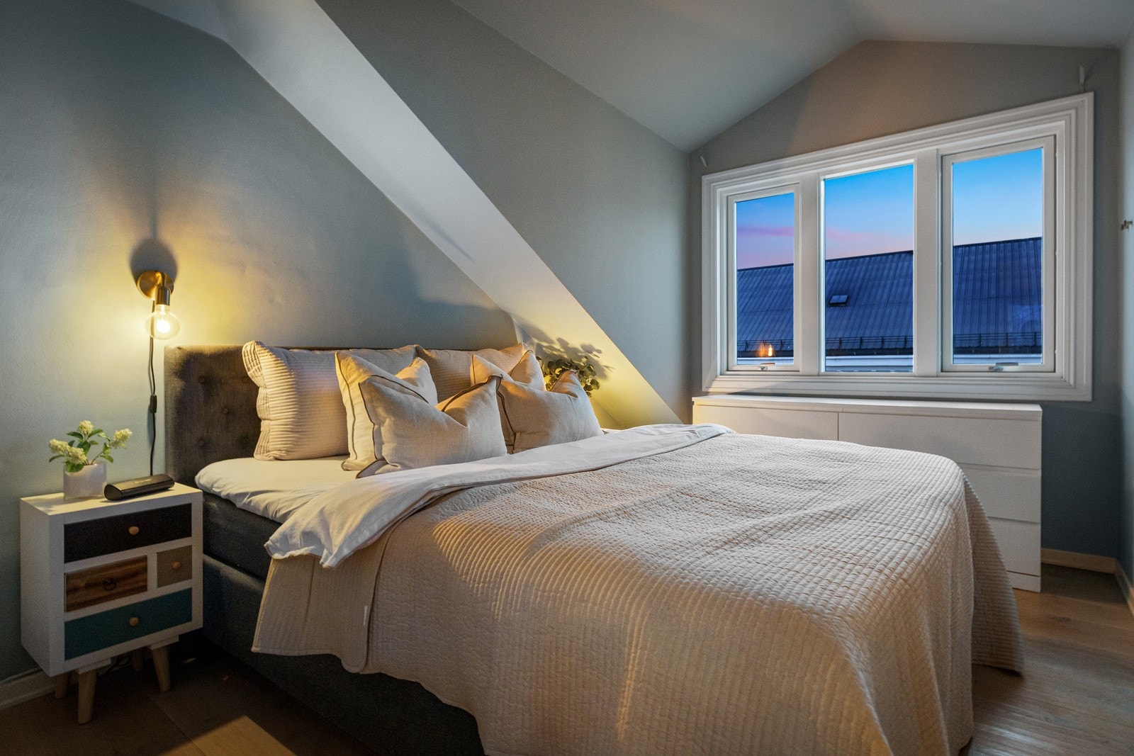 Skråtak og vindusflater gir rommet særpreg og en lun karakter, samtidig som naturlig lys slipper godt inn og bidrar til en luftig romfølelse. Galleribilde