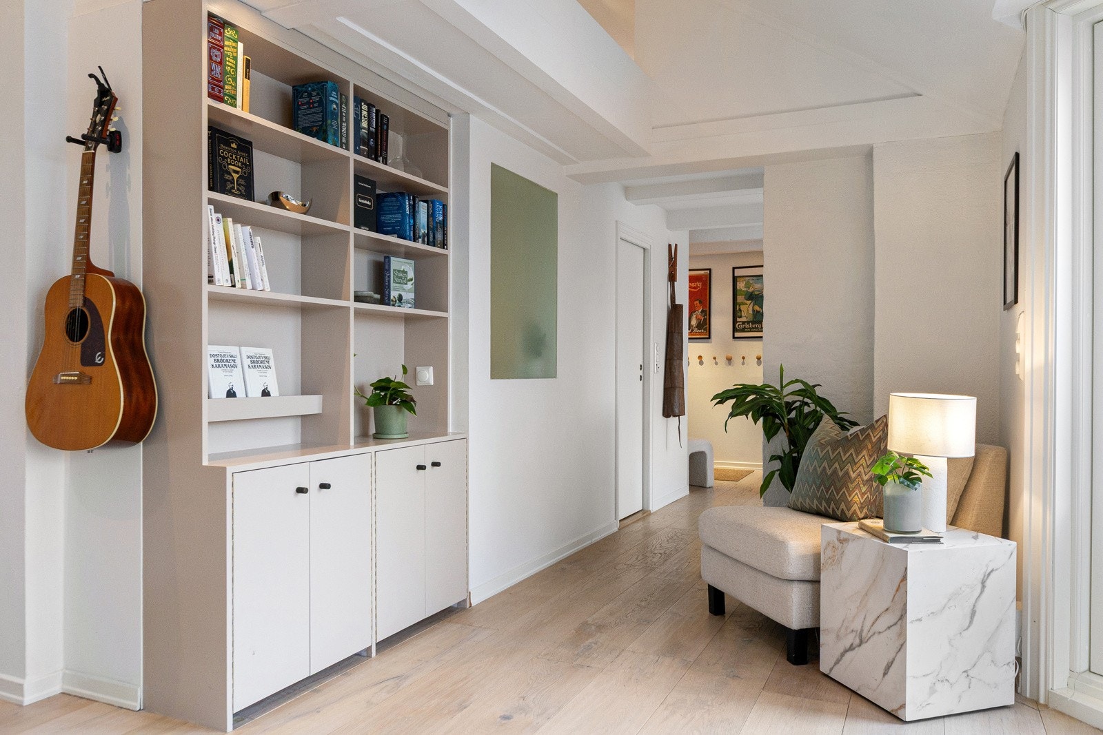 Ved vinduene er det rom for en hyggelig lesekrok eller en ekstra sitteplass, perfekt for rolige stunder eller hjemmekontor ved behov. Galleribilde