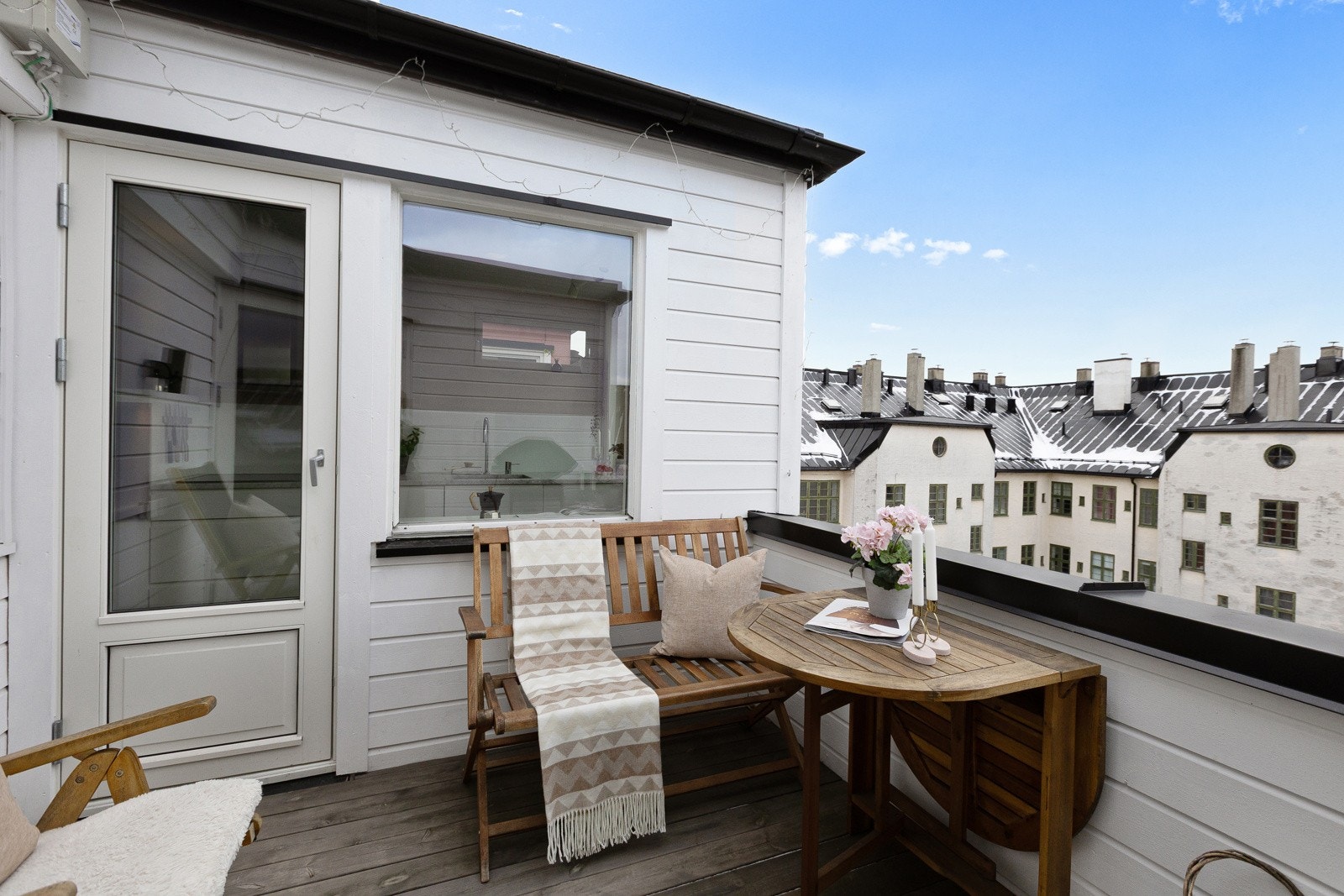 Fra boligen har du utgang til en skjermet, sydvestvendt takterrasse på ca. 5 kvm, vendt inn mot rolig bakgård. Galleribilde