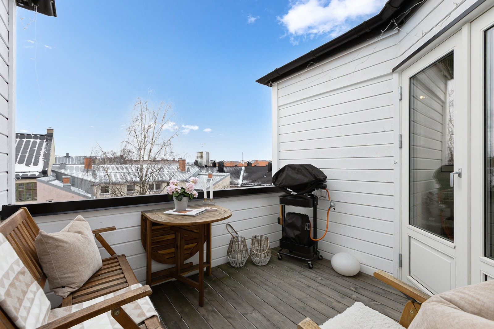 Leiligheten ligger i 5. etasje og har en lys og gjennomgående beliggenhet med store vindusflater mot sydvest, som gir rikelig med naturlig lys gjennom dagen. Galleribilde