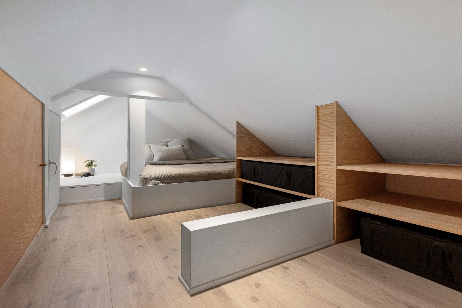 Leiligheten har en romslig hems med gode overnattingsmuligheter, som gir boligen ekstra fleksibilitet og areal. Galleribilde