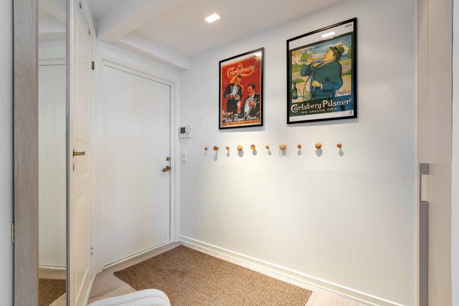 Her er det gode oppbevaringsmuligheter med garderobeskap og veggmonterte knagger, som gir ryddige og funksjonelle løsninger for yttertøy og sko. Galleribilde