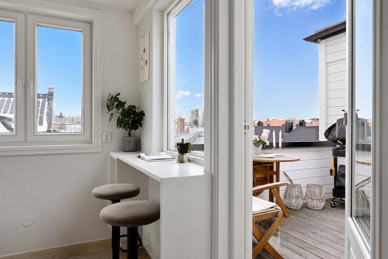 Fra kjøkkenet er det også direkte utgang til terrassen, noe som gir en fin forlengelse av rommet og gjør det enkelt å ta måltider og kaffepauser utendørs. Galleribilde