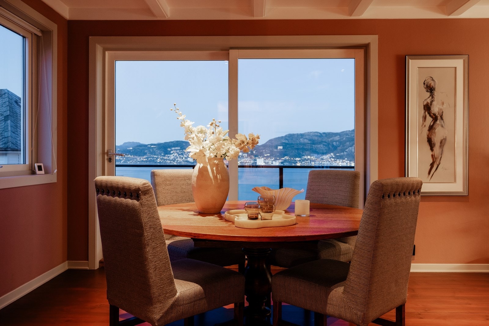 Her kan en senke skuldrene etter en lang dag, eller invitere gjester til gode måltider og hyggelige stunder Galleribilde