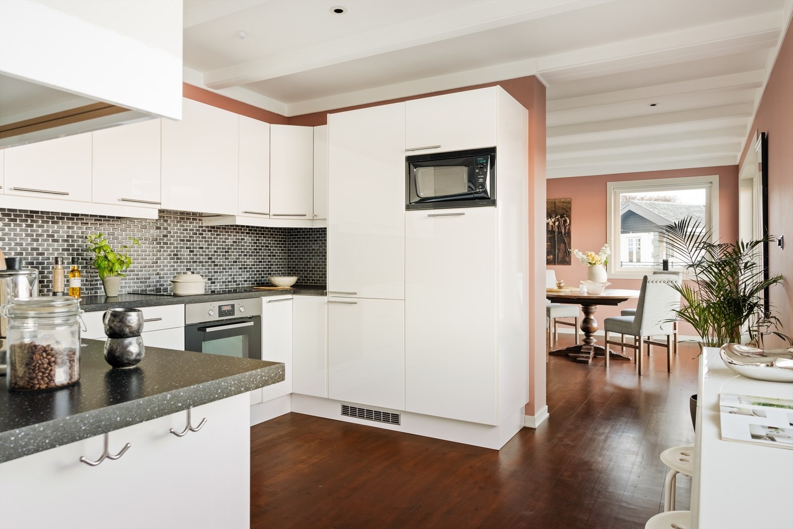 Innredningen er funksjonell og solid, med benkeplate som tåler daglig bruk og fliser over arbeidsbenken som gjør renholdet enkelt Galleribilde