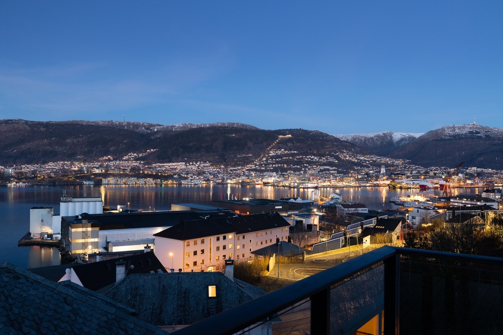 Utsikt mot Bergens byfjell og innseilingen til sentrum. Galleribilde