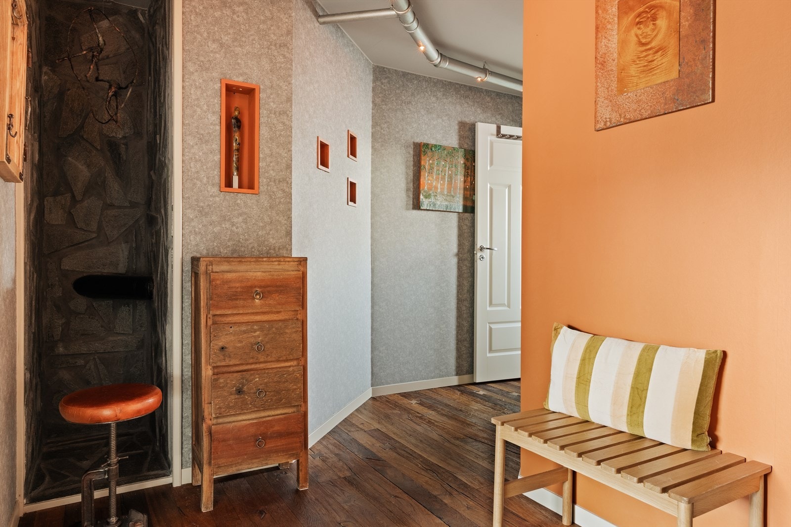 Entréen gir et hyggelig første møte med boligen og setter tonen for et hjem med sjel og historie Galleribilde