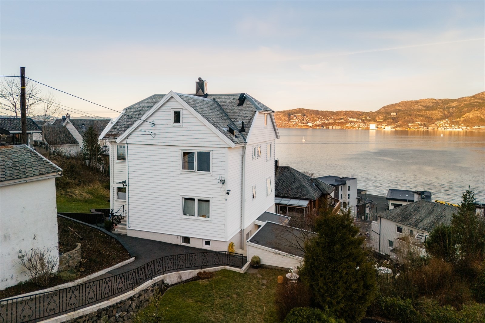 Bare noen minutters gange unna finner du Laksevåg senter, som dekker de fleste daglige behov. Her ligger blant annet apotek, Vinmonopol, sportsbutikk, kles- og skobutikker, hyggelige kafeer og to velassorterte dagligvarebutikker - alt samlet på ett sted Galleribilde