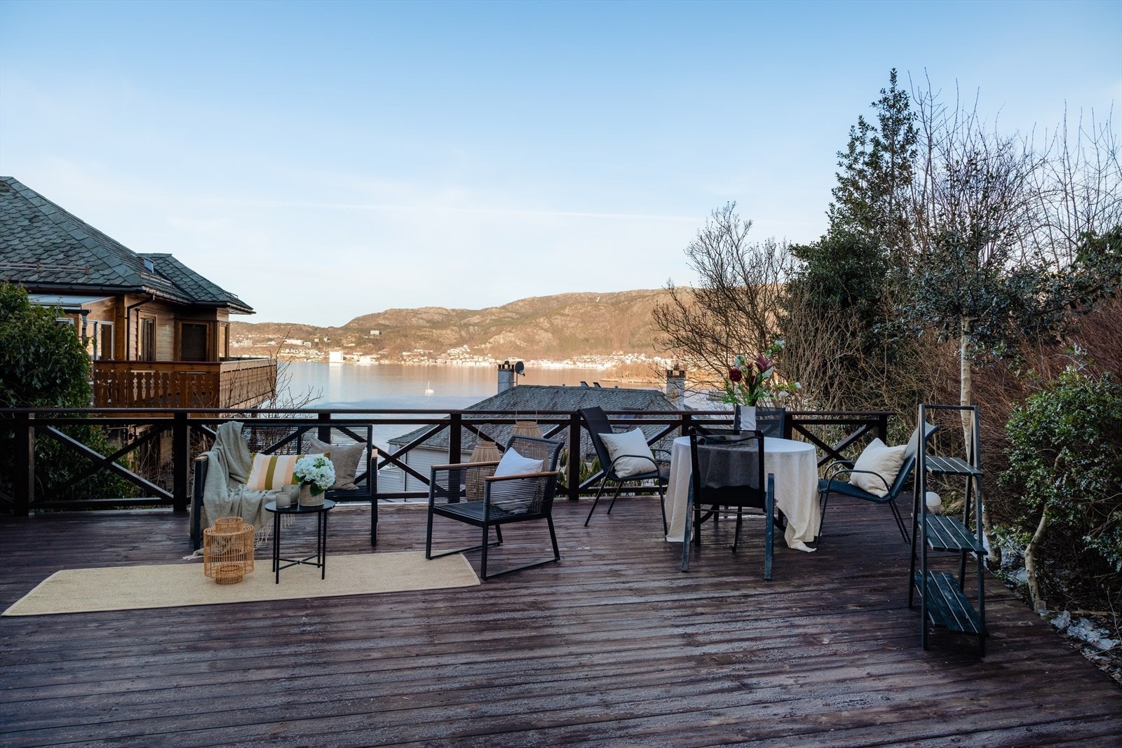 Her får du en fin kombinasjon av sol, utsikt og gode oppholdssoner Galleribilde