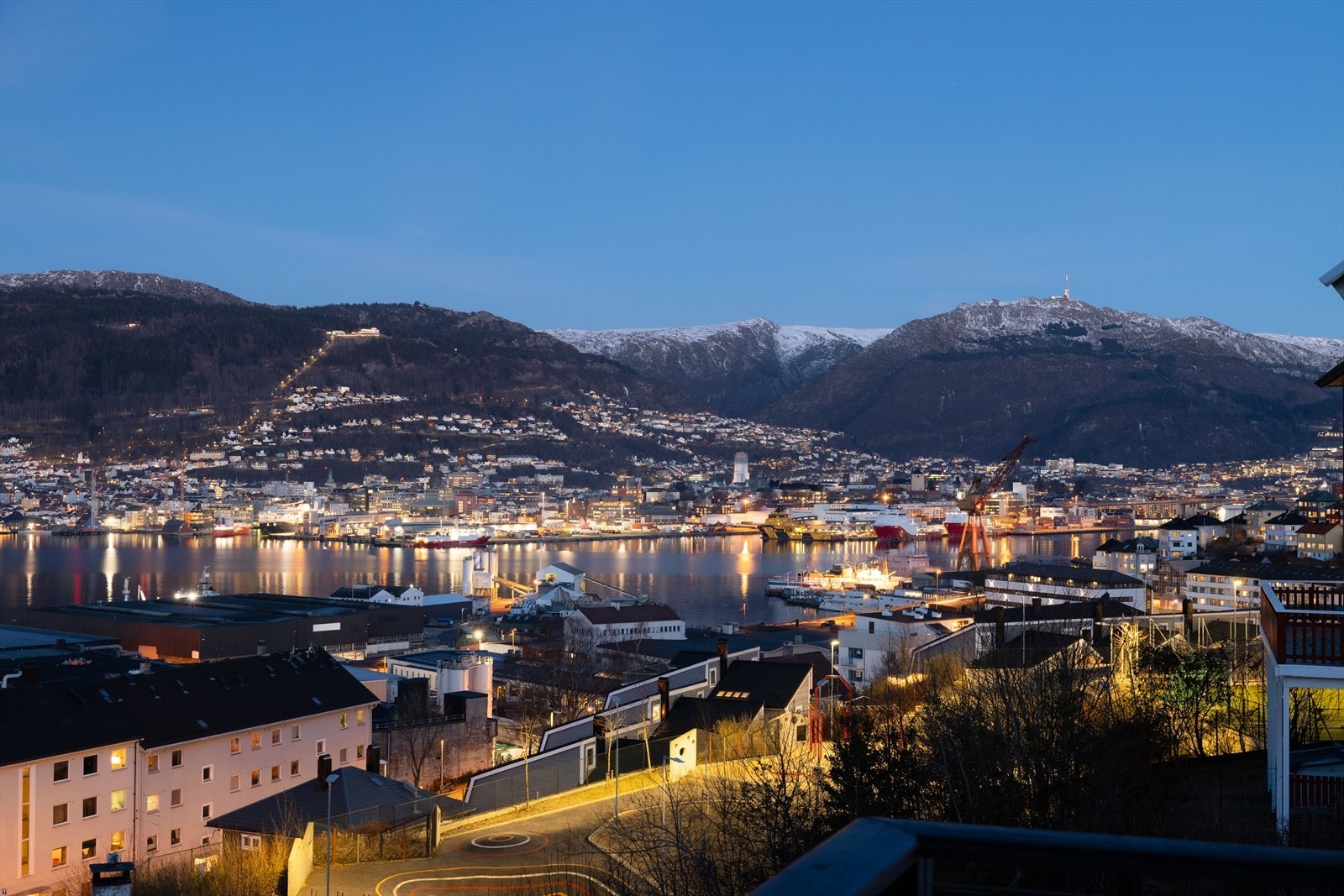 Utsikt mot sentrum og byfjellene Galleribilde