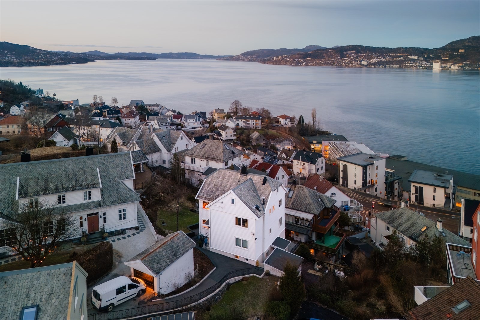 Dette er en godt ivaretatt bolig og fasaden fremstår som svært godt vedlikeholdt. Vinduer er løpende oppgradert og datert 2004, 2006, 2012 og senest 2024. Galleribilde