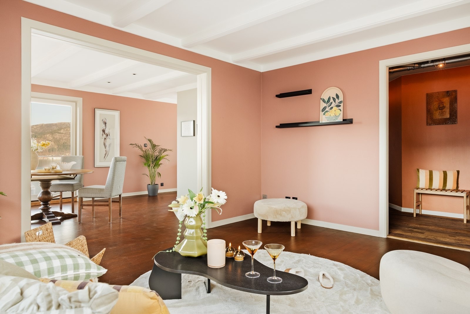 De store vindusflatene slipper inn rikelig med dagslys og bidrar til en åpen og harmonisk romfølelse gjennom hele dagen Galleribilde