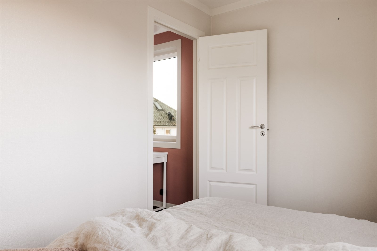 Her har du god plass til seng, garderobe og andre smømøbler som nattbord, vegghengte hyller og annen ønsket inredning Galleribilde