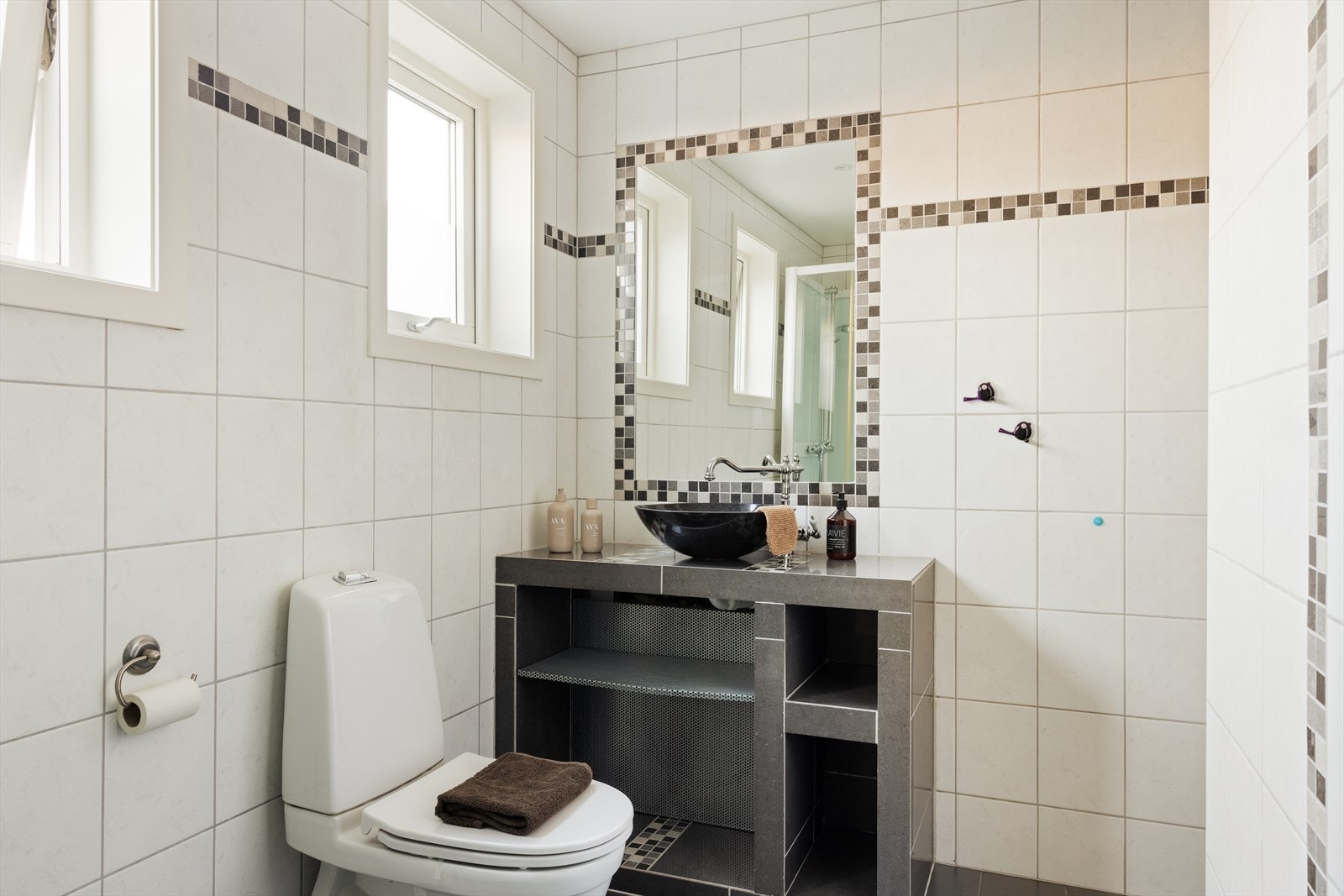 Badet ble oppgradert i 2008 og fremstår som stilrent, praktisk og funksjonelt Galleribilde