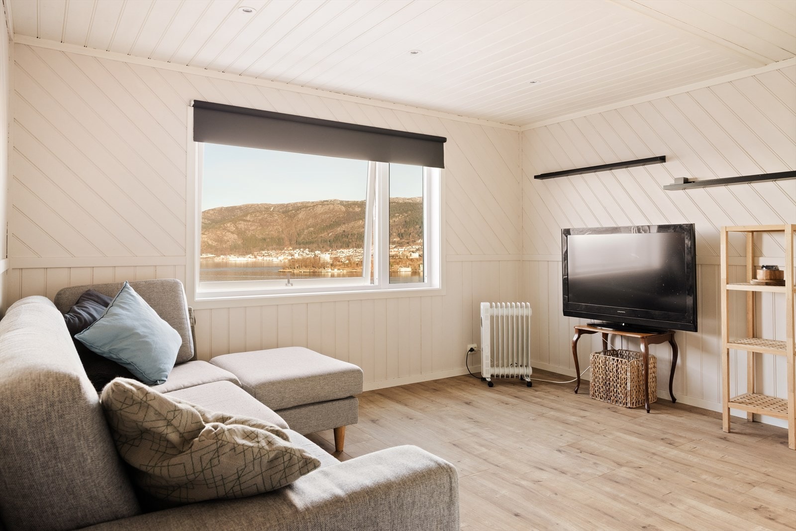 Loftet har en kombinert stue- og kjøkkenløsning med en hyggelig og hjemmekoselig atmosfære Galleribilde