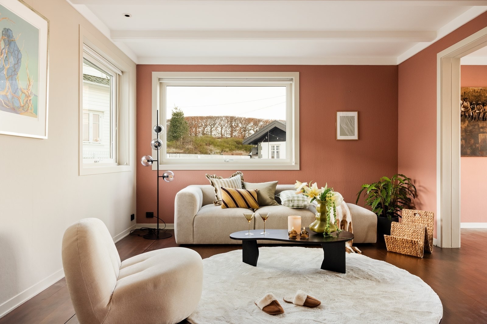 Dette gir også frihet til å sette sitt eget preg på rommet og tilpasse det etter behov, enten man ønsker en moderne, klassisk eller mer personlig stil Galleribilde