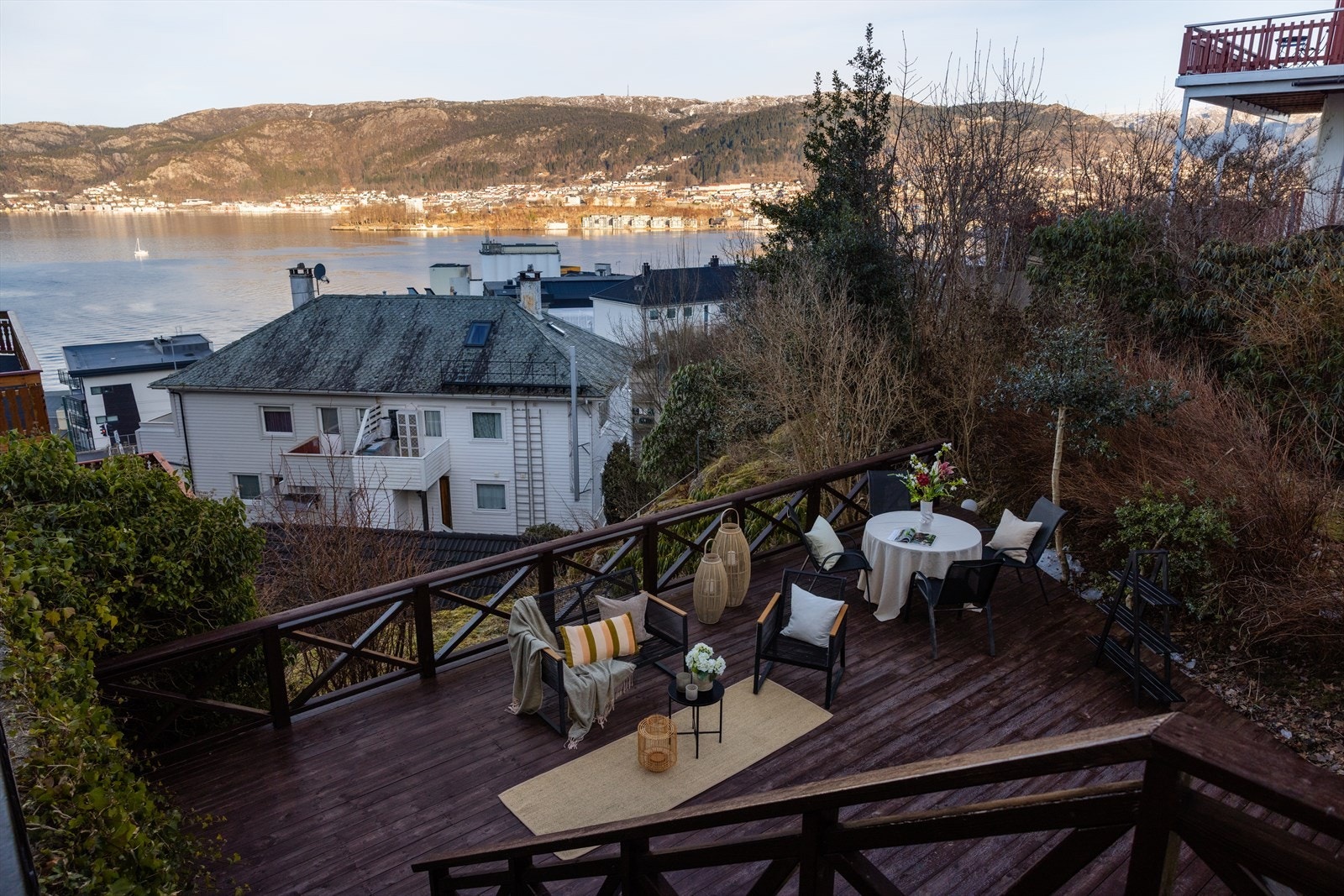 Fellesterrassen er romslig med gode møbleringsmuligheter og flott utsikt! Galleribilde