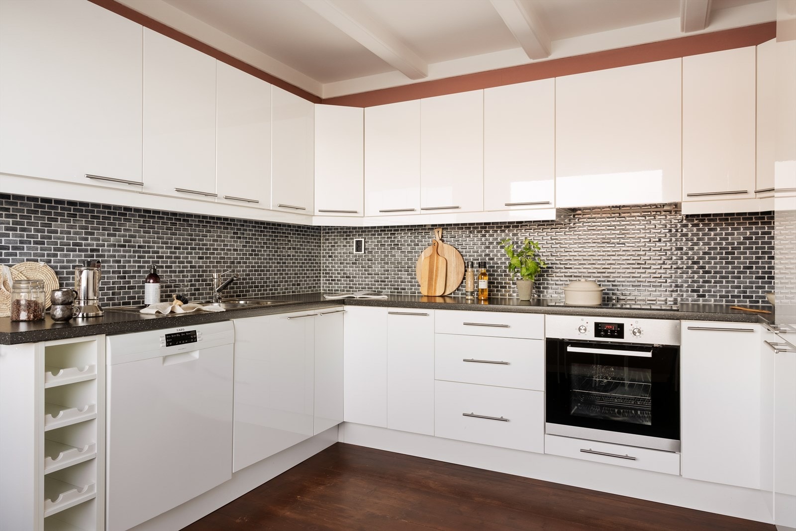 Kjøkkenet er romslig og praktisk, med gode arbeidsflater og rikelig med skapplass Galleribilde