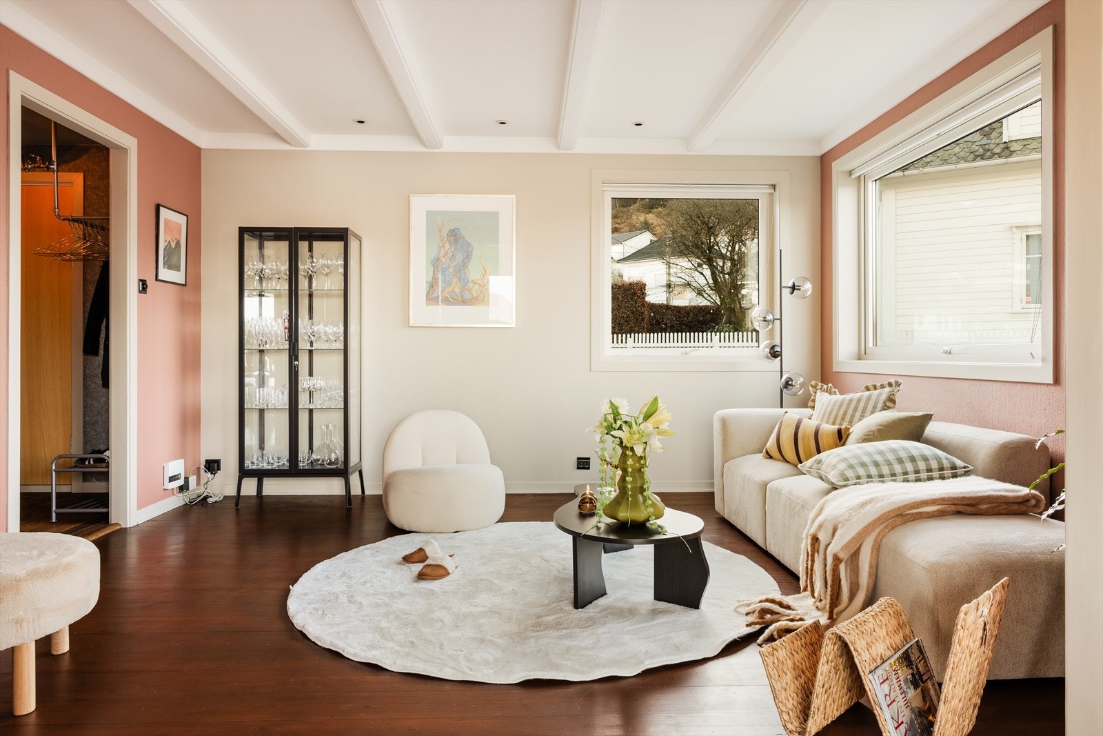 Stuen har naturlig plass til både en romslig sofagruppe og et hyggelig spiseområde, noe som gjør den godt egnet både til avslappende hverdagskvelder og til sosiale sammenkomster med familie og venner Galleribilde