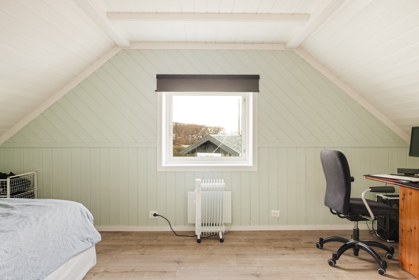 Loftet har et romslig soverom med god plass til seng, garderobe og øvrig møblement Galleribilde