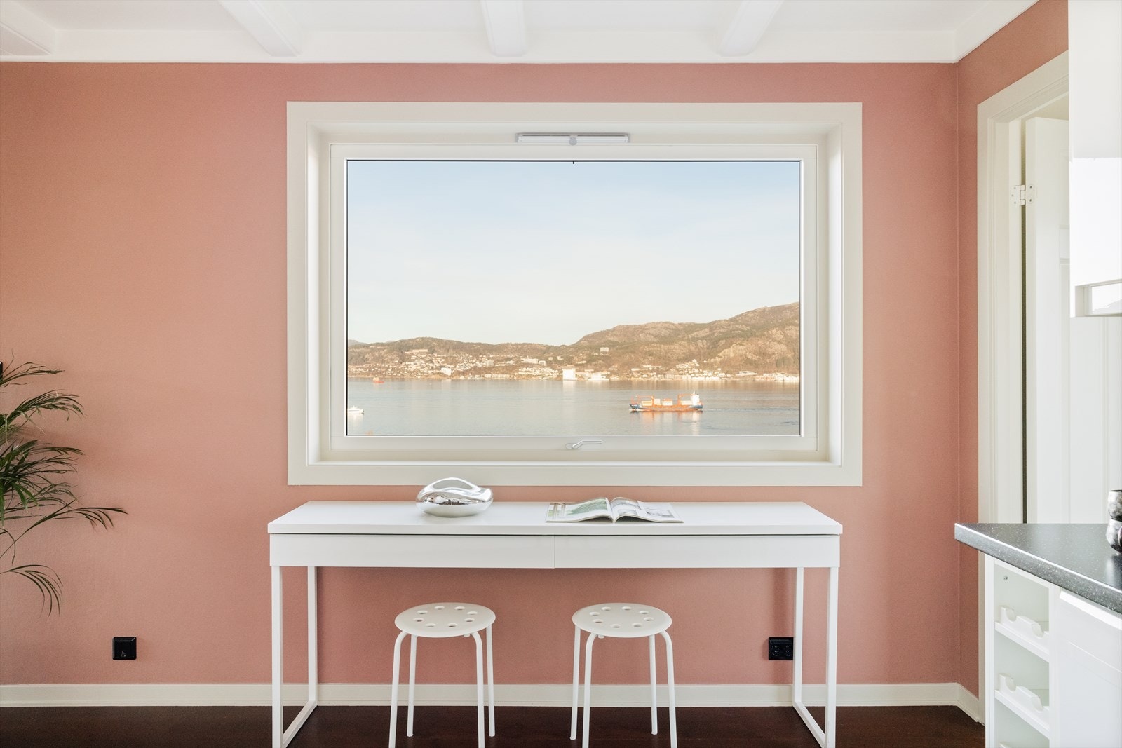 Dette er et kjøkken hvor det er lett å se for seg både hverdagslige middager og lange, hyggelige frokoster Galleribilde