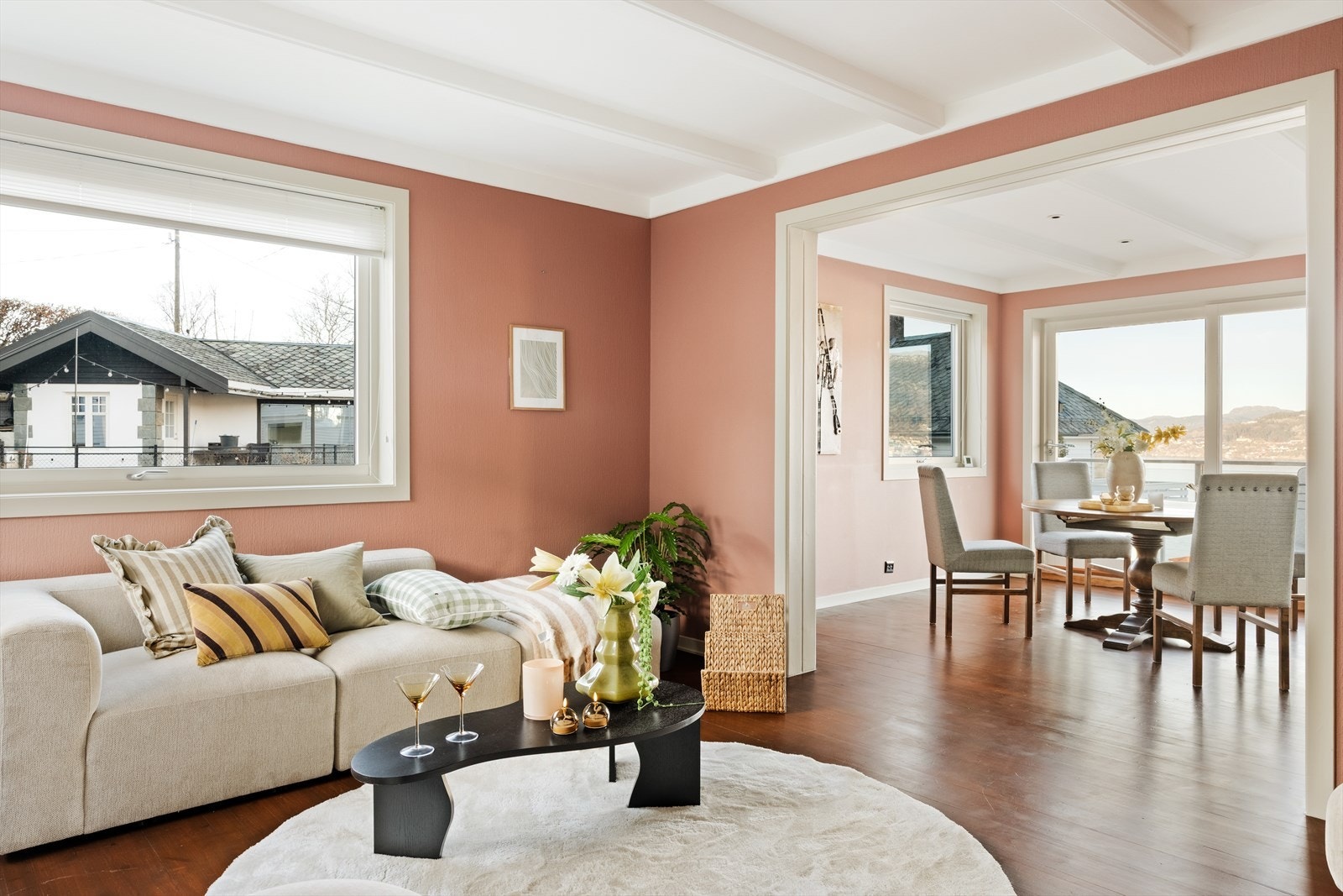 Stuen oppleves lyst og luftig, samtidig som det har en lun og behagelig atmosfære som gjør det lett å trives! Galleribilde