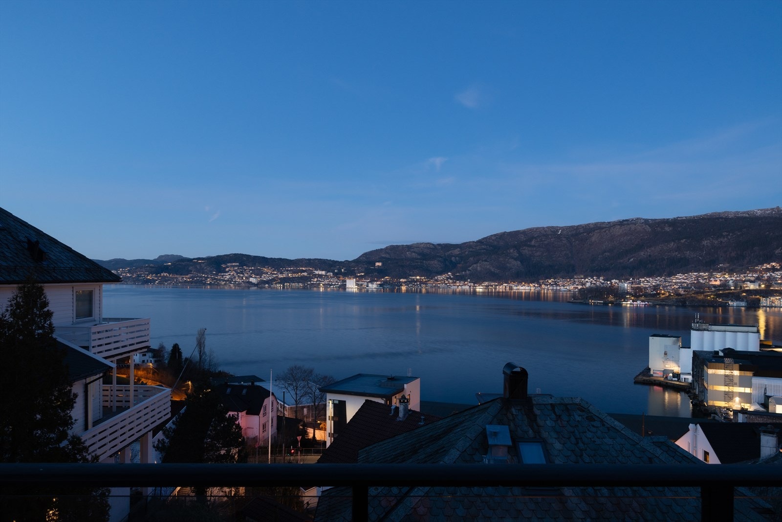 Nyt panoramautsikt - like stemningsfull på dagtid som når byen lyser opp på kveldstid Galleribilde