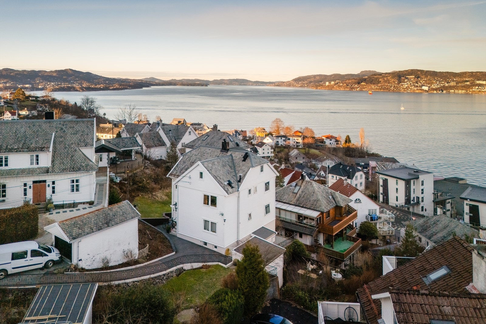 For deg som setter pris på natur og turmuligheter, ligger Damsgårdsfjellet rett bak leiligheten. Her får du flotte turstier og en fantastisk utsikt over by, fjord og fjell Galleribilde