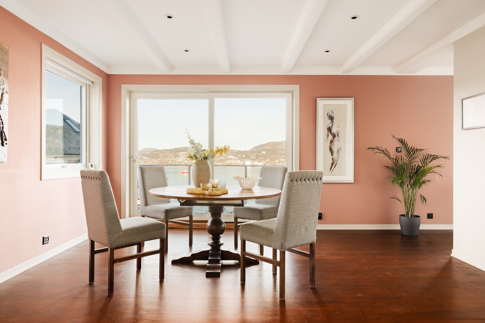 Fra stuen er det tilkomst til balkongen - Legg merke til rekkverk i glass som ikke stjeler utsikt Galleribilde