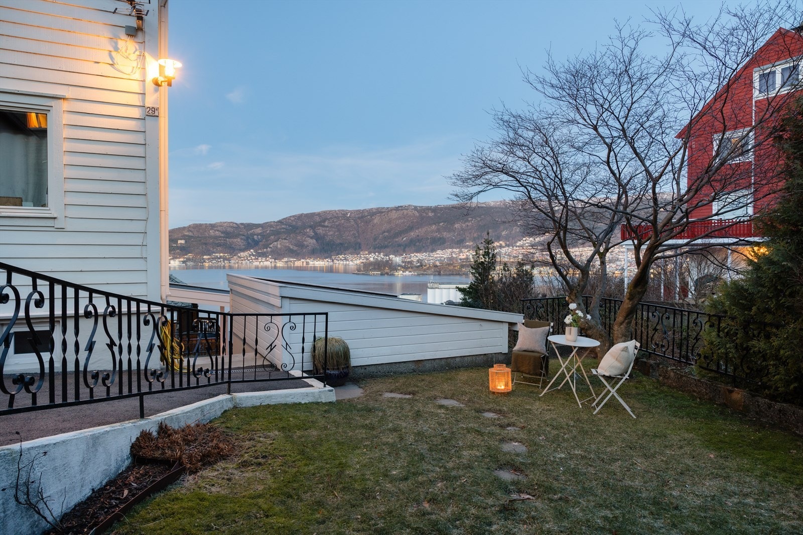 Uteplassen i hagen er skjermet med sittegruppe og utsyn mot sjøen Galleribilde