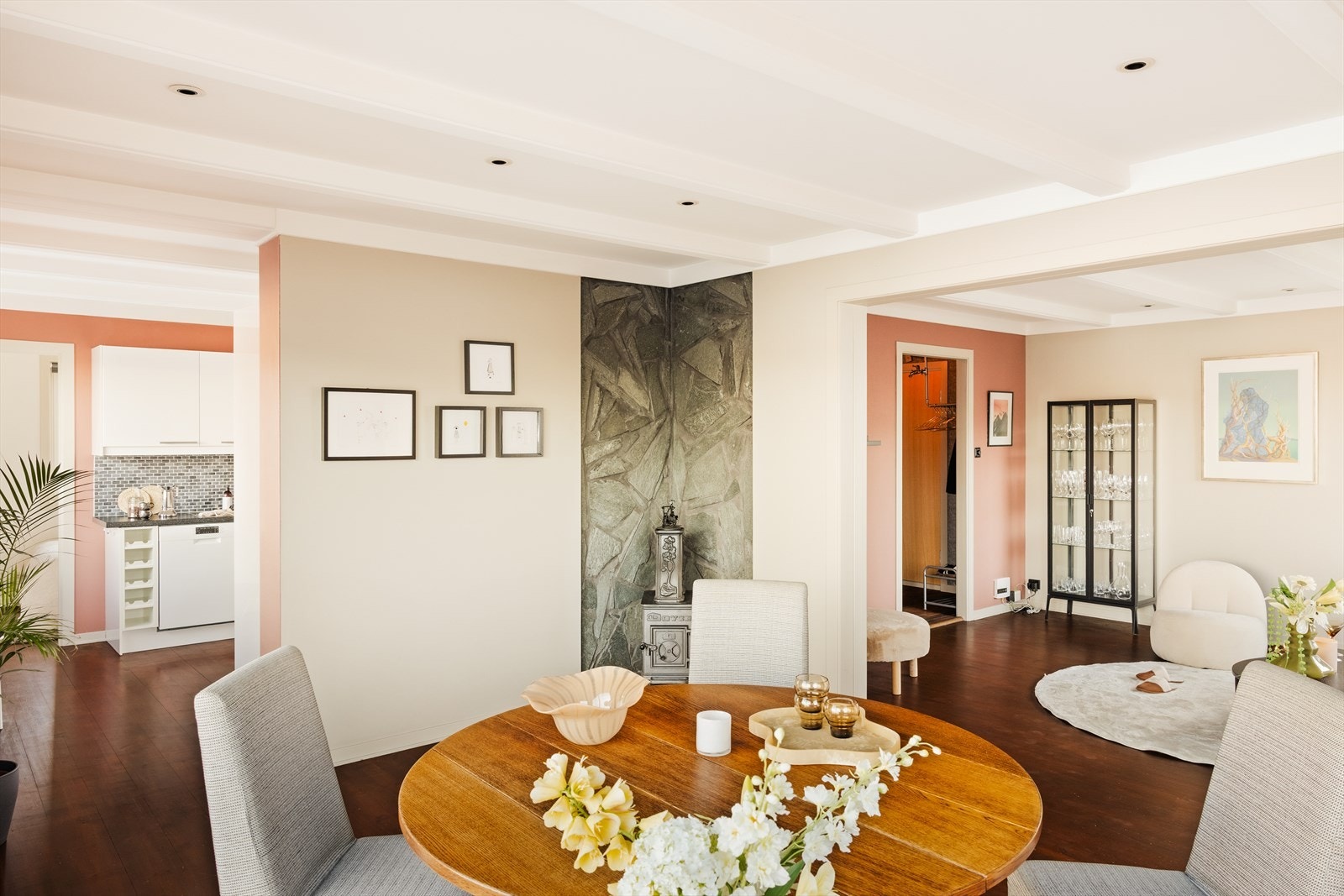 Vi fortsetter videre inn til boligens kjøkken Galleribilde