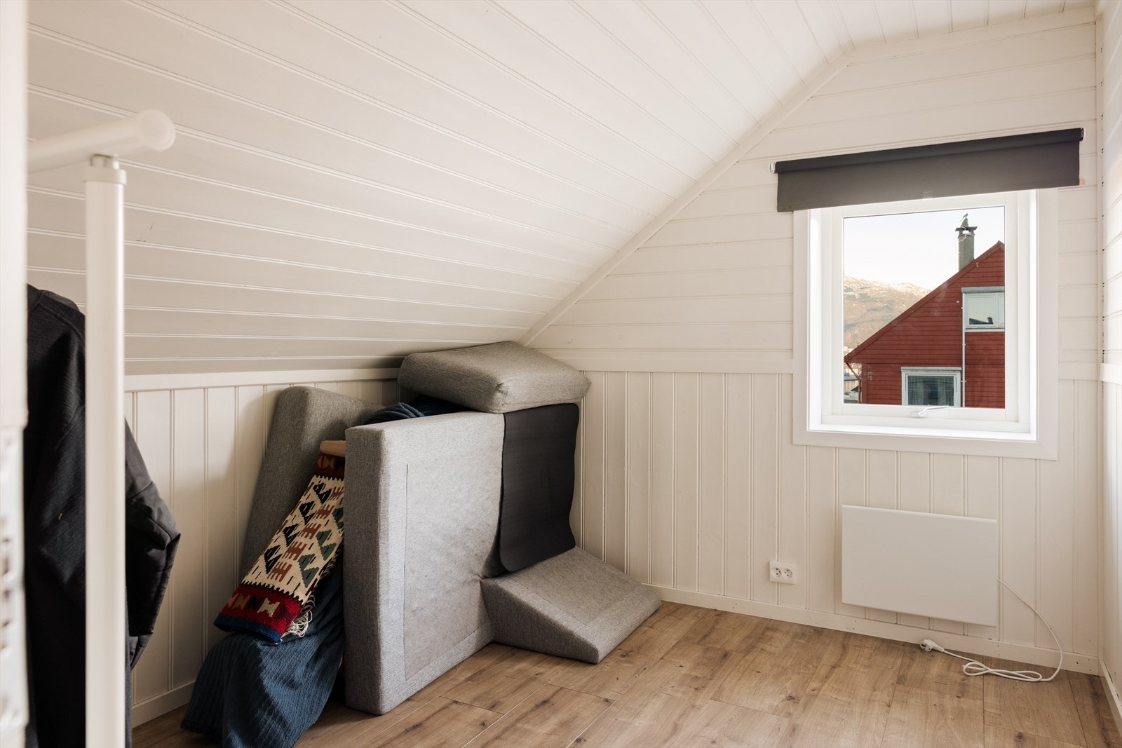 Loftet har enda et praktisk disponibelt rom med vindu og naturlig lysinnslipp Galleribilde