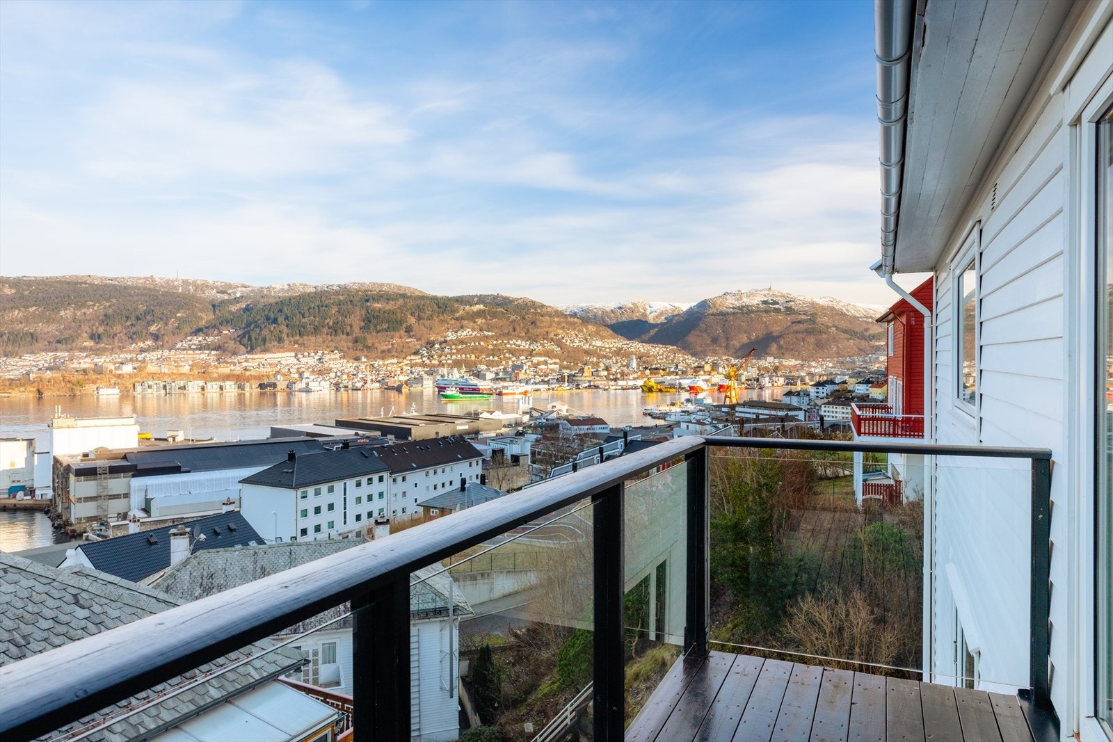 Balkongen har plass til en hyggelig sittegruppe Galleribilde