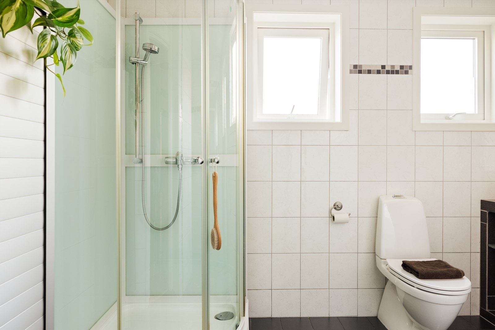 Badet er utstyrt med servant, toalett og dusjkabinett, og mekanisk avtrekk bidrar til god ventilasjon Galleribilde