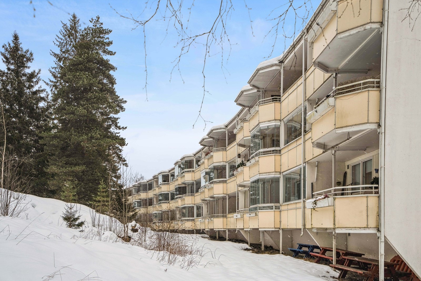 Dette er et rolig og naturskjønt område tilbaketrukket fra vei og biltrafikk samtidig som du har buss og t-bane i umiddelbar nærhet. Galleribilde