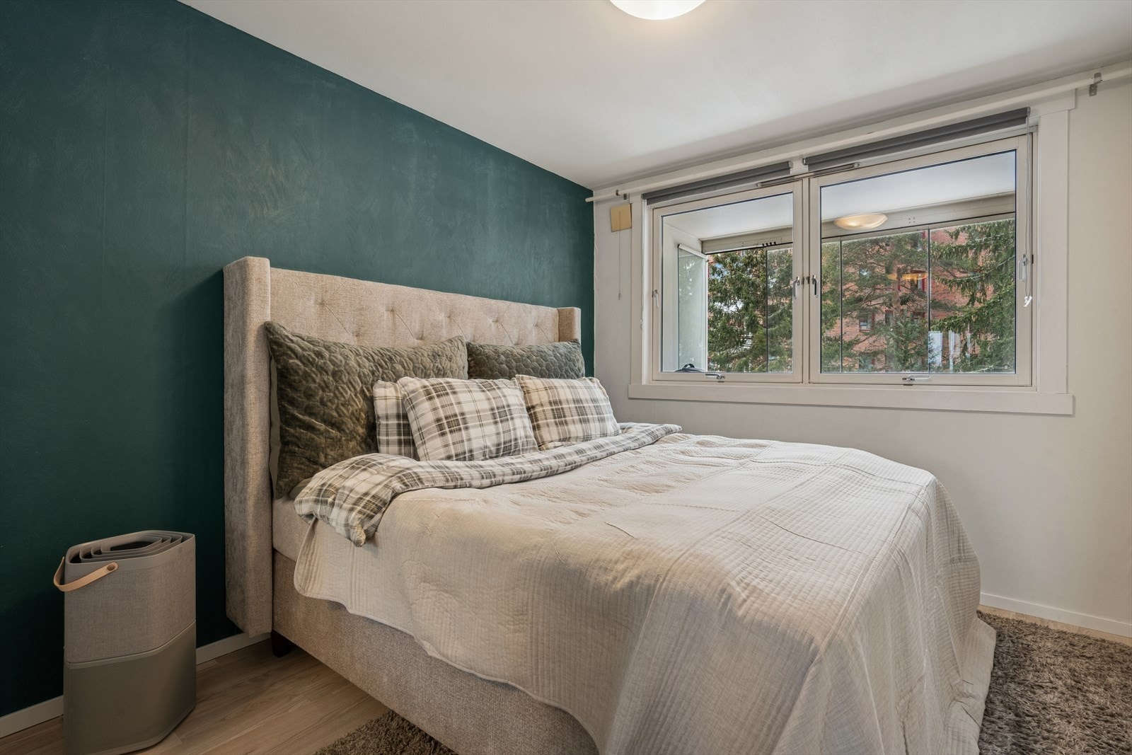 Hovedsoverommet har god plass til dobbeltseng. Gulvet er nytt fra 2019. Galleribilde