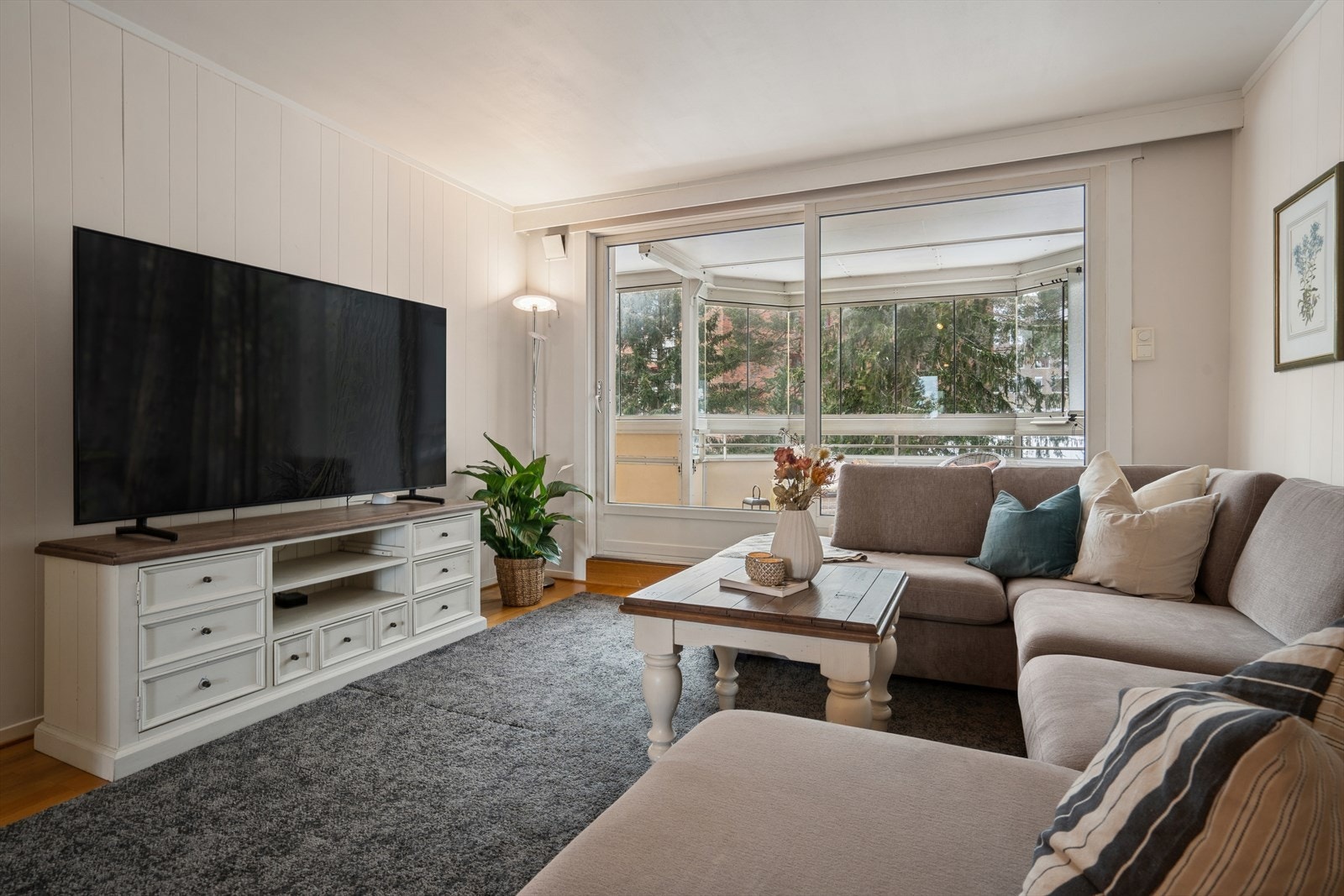 Romslig stue med god plass til en større sofagruppe. Overflatene ble malt i 2019. Galleribilde