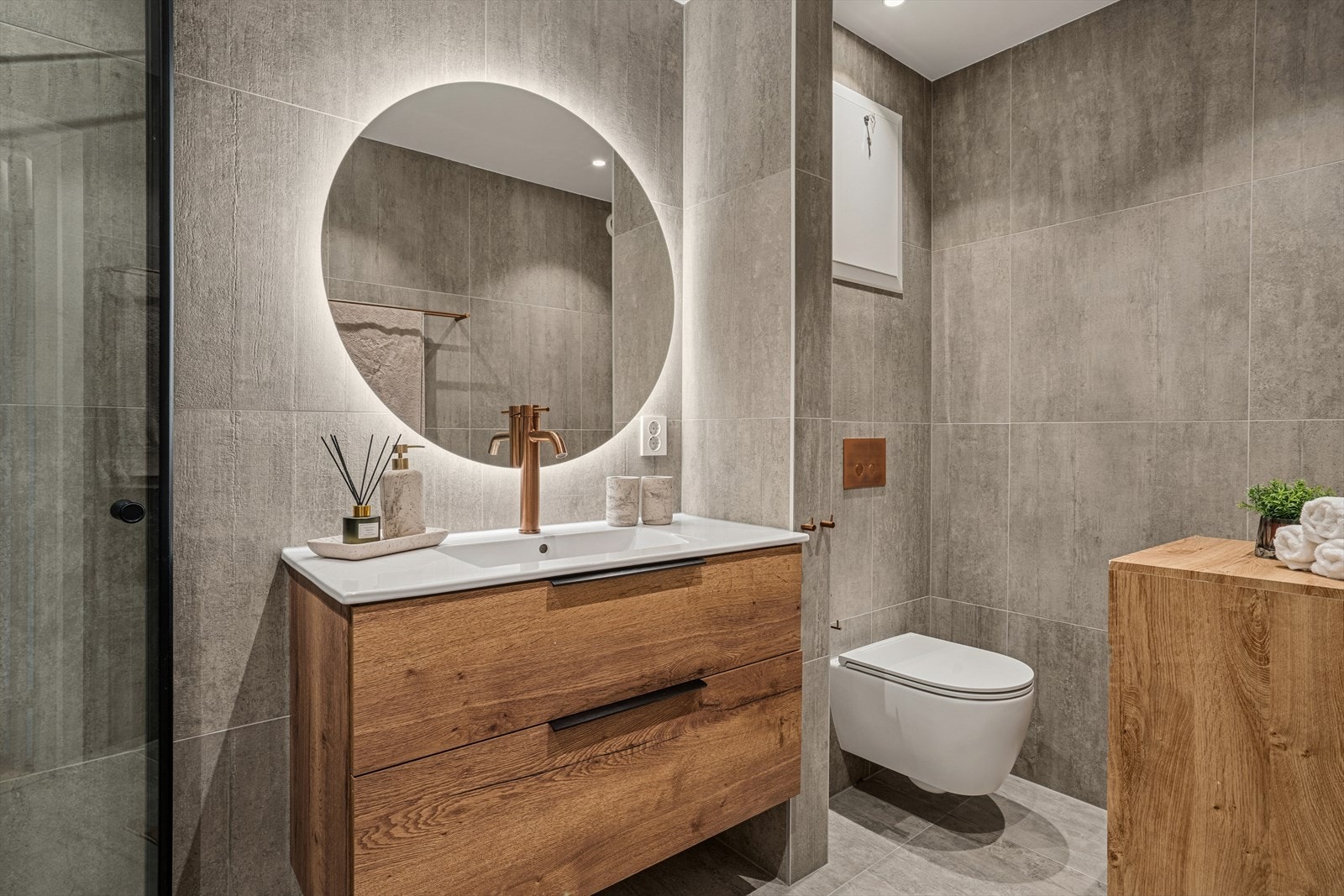 Badet er helfliset med store, moderne fliser og utstyrt med vegghengt toalett. Galleribilde