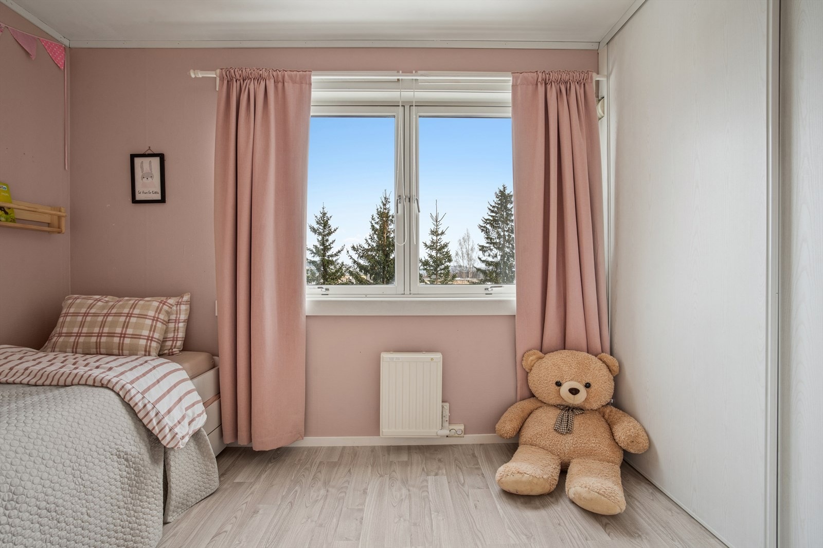 Det andre soverommet er av god størrelse og passer utmerket som barnerom, gjesterom eller kontor. Galleribilde