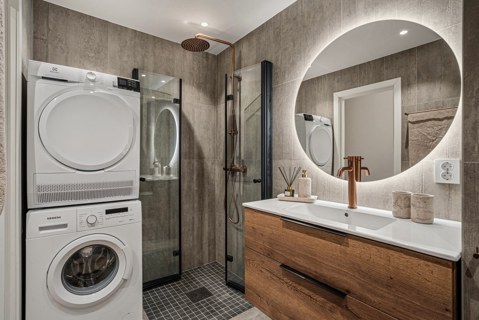 Her er det dusjhjørne med glassdører og praktisk opplegg for vaskemaskin. Galleribilde