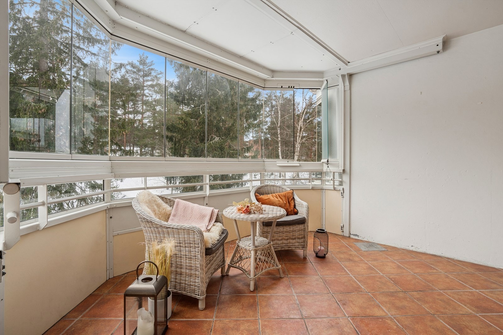 Fra stuen har du tilgang til en herlig, innglasset balkong på hele 16 kvm! Galleribilde