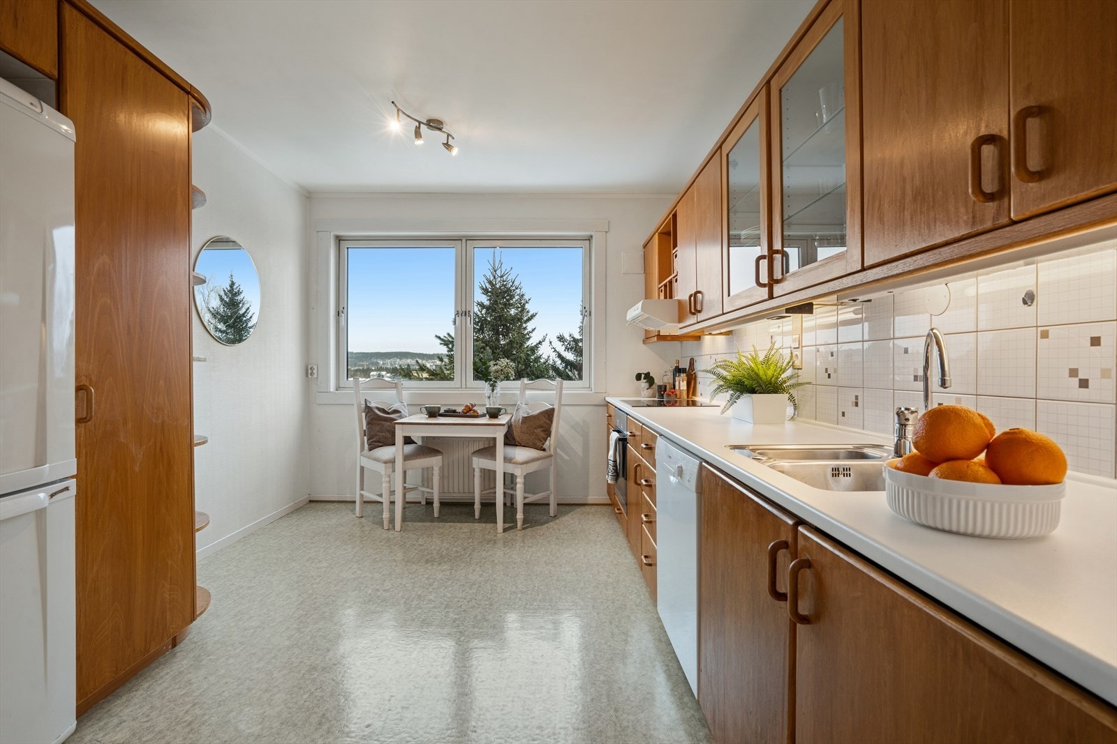 Kjøkkenet har plass til en hyggelig spiseplass ved vinduet med utsikt over nærområdet. Galleribilde