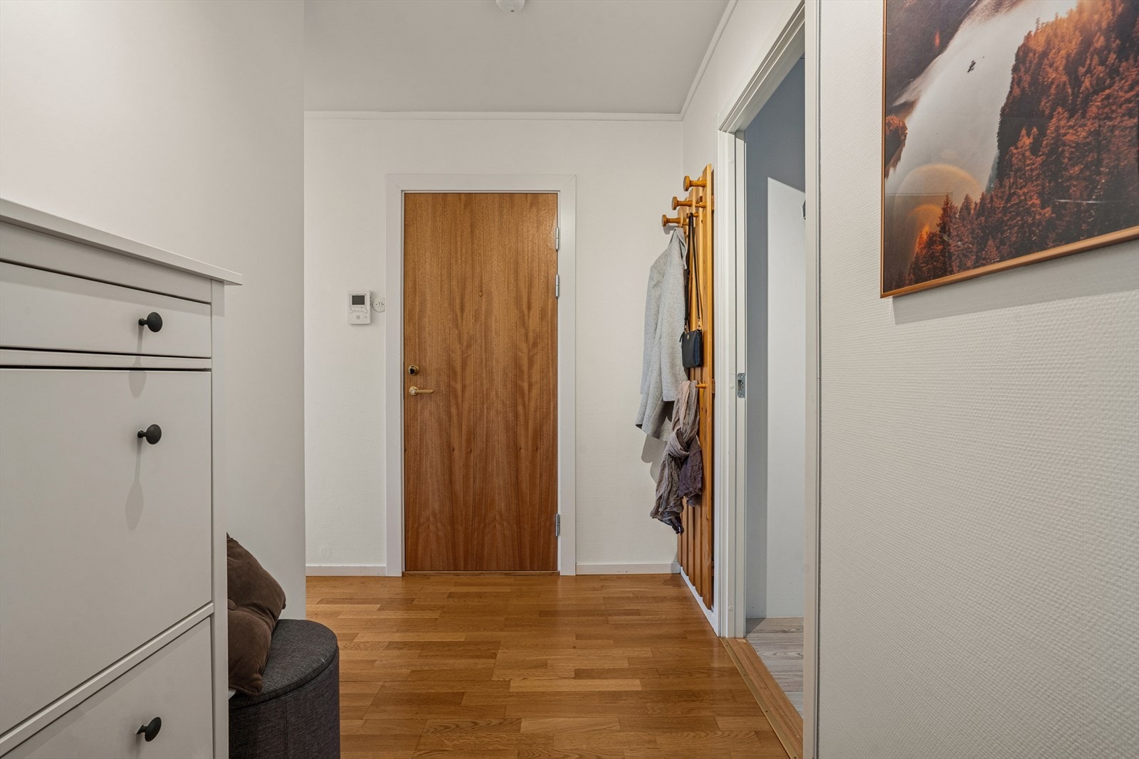 Praktisk entré med plass til yttertøy. To av veggene er nylig helsparklet og malt. Galleribilde