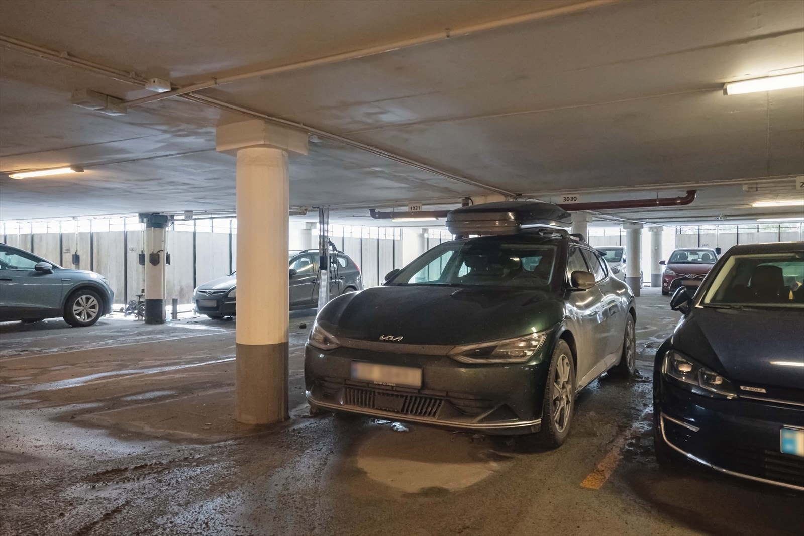 Det medfølger en fast biloppstillingsplass i garasjeanlegg med installert elbillader. Galleribilde