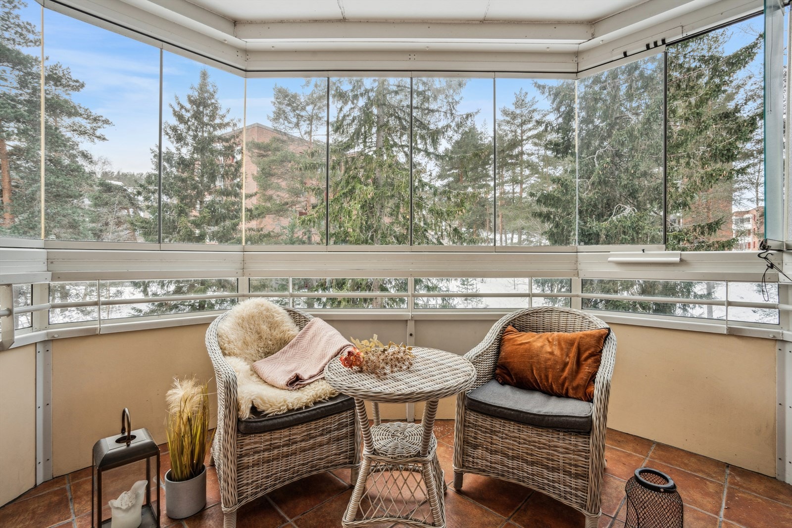 Balkongen har god plass til en sittegruppe og gir en fin utsikt mot fellesarealene utenfor. Galleribilde