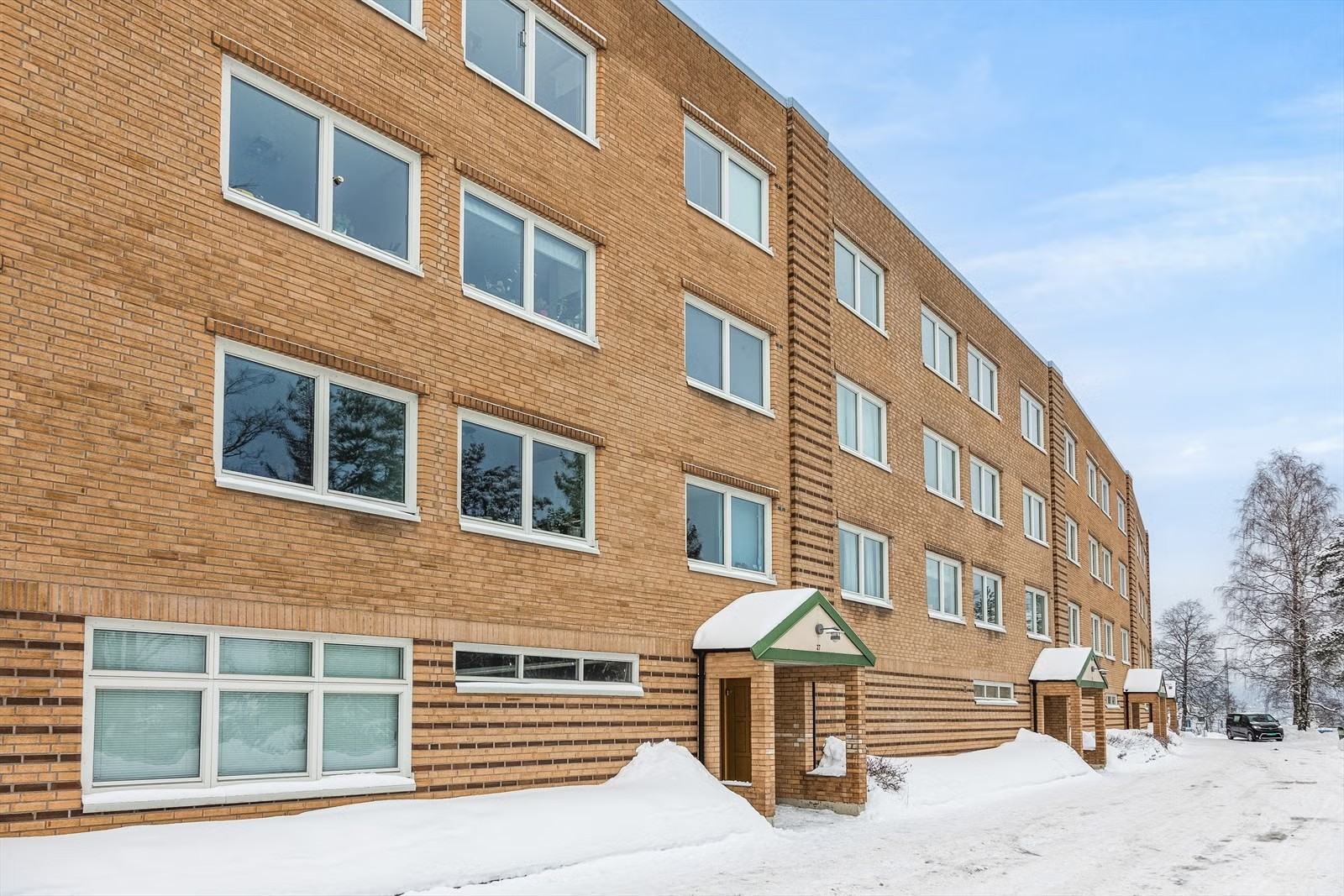 Leiligheten ligger i et veletablert og rolig boligområde, tilbaketrukket fra trafikk og støy. Galleribilde