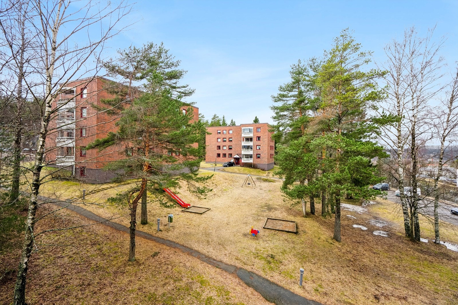 Området er barnevennlig med lekeplasser og store, grønne fellesarealer rett utenfor døren. Galleribilde