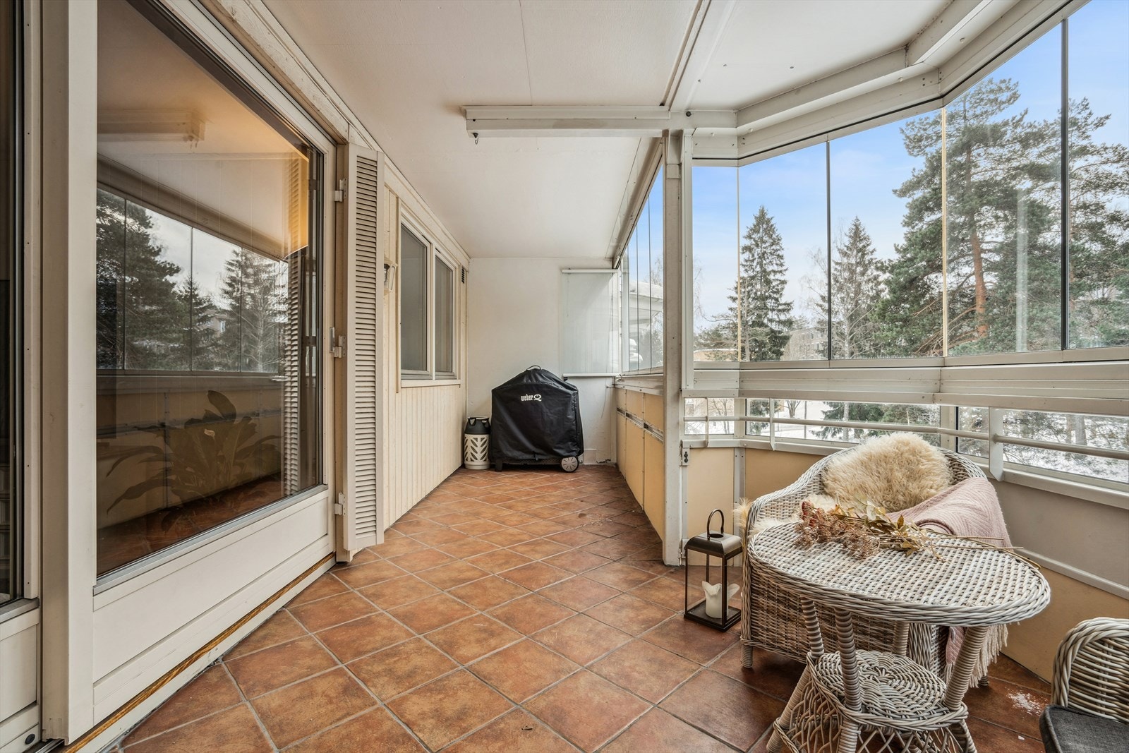 Den innglassede balkongen fungerer som en fin forlengelse av stuen og kan nytes store deler av året. Galleribilde